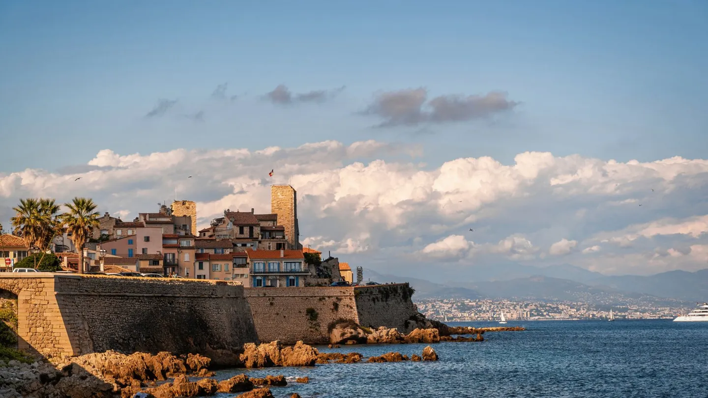 Les remparts d’Antibes face à la mer
